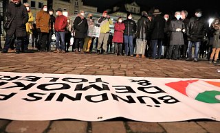 Das Bündnis für Demokratie und Toleranz im Kreis Höxter lädt erneut auf den Neustadtmarktplatz ein - diesmal geht es um ein Gedenken mit Lichtern. - Simone Flörke Das Bündnis für Demokratie und Toleranz im Kreis Höxter lädt erneut auf den Neustadtmarktplatz ein - diesmal geht es um ein Gedenken mit Lichtern. - Simone Flörke