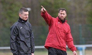 Auch die sturmumtoste Trainingseinheit am Donnerstagvormittag nutzte Michél Kniat, um den Spielern des SC Verl, hier Innenverteidiger Steffen Schäfer, die künftige Marschroute zu zeigen. - Jens Dünhölter Auch die sturmumtoste Trainingseinheit am Donnerstagvormittag nutzte Michél Kniat, um den Spielern des SC Verl, hier Innenverteidiger Steffen Schäfer, die künftige Marschroute zu zeigen. - Jens Dünhölter