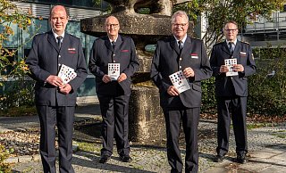 VdF-Kreisgeschäftsführer Hubert Halsband (v. l.), Vize-Kreisbrandmeister Andreas Müller, Vorsitzender und Kreisbrandmeister Elmar Keuter und sein Stellvertreter Christoph Müller laden zum Verbandstag am Samstag, 28. Mai, nach Delbrück-Boke ein. - VdF/ Ralph Meyer VdF-Kreisgeschäftsführer Hubert Halsband (v. l.), Vize-Kreisbrandmeister Andreas Müller, Vorsitzender und Kreisbrandmeister Elmar Keuter und sein Stellvertreter Christoph Müller laden zum Verbandstag am Samstag, 28. Mai, nach Delbrück-Boke ein. - VdF/ Ralph Meyer