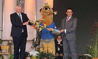 Im Oktober 2020: Den Landesgartenschau-Spaten übernimmt Daniel Hartmann (l.) in Kamp-Lintfort von Christoph Landscheidt; in der Mitte das Maskottchen der dortigen LGS. - Stefan Büschken Im Oktober 2020: Den Landesgartenschau-Spaten übernimmt Daniel Hartmann (l.) in Kamp-Lintfort von Christoph Landscheidt; in der Mitte das Maskottchen der dortigen LGS. - Stefan Büschken