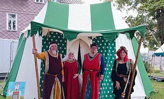 Das Zelt steht: Die Gralsritter um Gräfin Sophia und Gräfin Axel von Uppenberg sind aus dem Münsterland und anderen Regionen Deutschlands nach Höxter gereist. - Huxarium Gartenpark Höxter Das Zelt steht: Die Gralsritter um Gräfin Sophia und Gräfin Axel von Uppenberg sind aus dem Münsterland und anderen Regionen Deutschlands nach Höxter gereist. - Huxarium Gartenpark Höxter