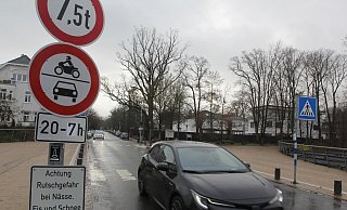 Neue Schilder: Jetzt dürfen auch Radfahrer über die gesperrte Schützenbrücke radeln. - Ulf Hanke Neue Schilder: Jetzt dürfen auch Radfahrer über die gesperrte Schützenbrücke radeln. - Ulf Hanke