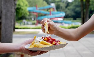 Für den Kiosk im Freibad hat der neue Pächter sich vorgenommen, erst einmal mit dem bewährten Sortiment – also Imbissspeisen, kühle Getränke, Eis und Süßigkeiten – zu starten. Doch dabei soll es nicht unbedingt bleiben. - picture alliance/dpa Für den Kiosk im Freibad hat der neue Pächter sich vorgenommen, erst einmal mit dem bewährten Sortiment – also Imbissspeisen, kühle Getränke, Eis und Süßigkeiten – zu starten. Doch dabei soll es nicht unbedingt bleiben. - picture alliance/dpa