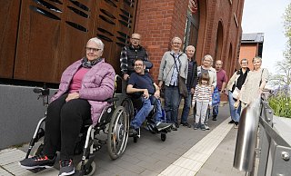 Die Inklusive Politikgruppe und der Rolli Club Bünde haben das Bahnhofsgebäude in Augenschein genommen. - Gerald Dunkel Die Inklusive Politikgruppe und der Rolli Club Bünde haben das Bahnhofsgebäude in Augenschein genommen. - Gerald Dunkel