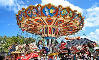 Fast so schön wie Fliegen. Auf der Kirmes des Schweinemarktes stehen traditionelle und moderne Fahrgeschäfte nebeneinander. Freitag ist von 15 bis 17 Uhr Happy Hour. - BARBARA FRANKE Fast so schön wie Fliegen. Auf der Kirmes des Schweinemarktes stehen traditionelle und moderne Fahrgeschäfte nebeneinander. Freitag ist von 15 bis 17 Uhr Happy Hour. - BARBARA FRANKE