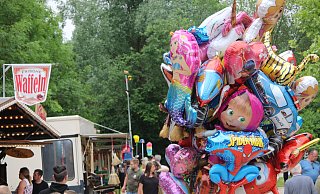 Der Pfingstmarkt auf der Aqua Magica lockt am Wochenende Familien mit einer Mischung aus Flohmarkt, Kirmesrummel und Wirtschaftsschau. Unser Foto zeigt die Allee des Weltklimas 2022. - Anthea Moschner Der Pfingstmarkt auf der Aqua Magica lockt am Wochenende Familien mit einer Mischung aus Flohmarkt, Kirmesrummel und Wirtschaftsschau. Unser Foto zeigt die Allee des Weltklimas 2022. - Anthea Moschner