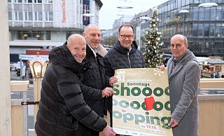 Henner Zimmat, Jan-Bernd Tangerding, Martin Knabenreich und Thomas Kunz (v.l.) laden zum Sonntags-Shopping am dritten Advent in die Bielefelder Innenstadt ein. - Peter Unger Henner Zimmat, Jan-Bernd Tangerding, Martin Knabenreich und Thomas Kunz (v.l.) laden zum Sonntags-Shopping am dritten Advent in die Bielefelder Innenstadt ein. - Peter Unger