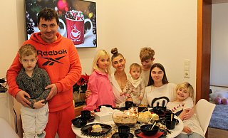 Die ganze Familie musste für die Flucht in einem Auto Platz finden. Drei Tage lang waren Nikita (4), Sergei (43), Maria (10), Katerina (39), Milana (10 Monate), Daniel (12), Eva (15) und Sofia (8) unterwegs, bis sie in Enger ankamen. - Linda Schnepel Die ganze Familie musste für die Flucht in einem Auto Platz finden. Drei Tage lang waren Nikita (4), Sergei (43), Maria (10), Katerina (39), Milana (10 Monate), Daniel (12), Eva (15) und Sofia (8) unterwegs, bis sie in Enger ankamen. - Linda Schnepel