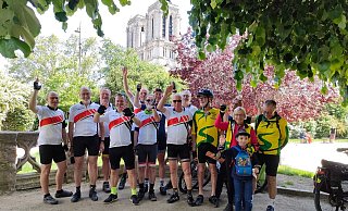 In Sichtweite der Kathedrale Notre Dame in Paris trafen sich die Radfahrer aus Stemwede und ihre Freunde aus Lardy. Den letzten Tour-Abschnitt von Paris in Stemwedes Partnerstadt Lardy legten Deutsche und Franzosen gemeinsam zurück. - Partnerschaftsverein/Méridaline du Pasquier In Sichtweite der Kathedrale Notre Dame in Paris trafen sich die Radfahrer aus Stemwede und ihre Freunde aus Lardy. Den letzten Tour-Abschnitt von Paris in Stemwedes Partnerstadt Lardy legten Deutsche und Franzosen gemeinsam zurück. - Partnerschaftsverein/Méridaline du Pasquier