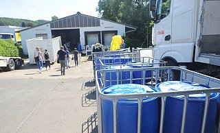 Eine Spezialfirma entsorgte die rund 35.000 Liter Chemikalien, die Ende April 2019 in der Lagerhalle in Börninghausen gefunden wurden. - Joern Spreen-Ledebur Eine Spezialfirma entsorgte die rund 35.000 Liter Chemikalien, die Ende April 2019 in der Lagerhalle in Börninghausen gefunden wurden. - Joern Spreen-Ledebur