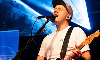 Der Singer- und Songwriter Markuz Wallach rockte die ganze Bühne und stellte schnell den Kontakt zum Publikum her. - Jan-Simon Hussmann Der Singer- und Songwriter Markuz Wallach rockte die ganze Bühne und stellte schnell den Kontakt zum Publikum her. - Jan-Simon Hussmann