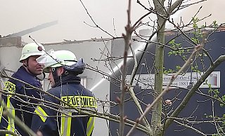 Die Feuerwehr löscht das Feuer, das im Vereinsgebäude des Höxteraner Schützenvereins ausgebrochen ist. - Svenja Ludwig Die Feuerwehr löscht das Feuer, das im Vereinsgebäude des Höxteraner Schützenvereins ausgebrochen ist. - Svenja Ludwig
