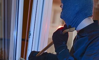 Die unbekannten Täter drangen durch die Terrassentür ein. - picture alliance / picture alliance/Bildagentur-online Die unbekannten Täter drangen durch die Terrassentür ein. - picture alliance / picture alliance/Bildagentur-online