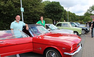 Jörg Flemming und Nora Müller von der Ahler Dorfgemeinschaft teilen sich die Leidenschaft für Oldtimer. Flemmings roter Mustang ist bisher jedes Jahr bei der Autoschau vertreten. - Anastasia von Fugler Jörg Flemming und Nora Müller von der Ahler Dorfgemeinschaft teilen sich die Leidenschaft für Oldtimer. Flemmings roter Mustang ist bisher jedes Jahr bei der Autoschau vertreten. - Anastasia von Fugler