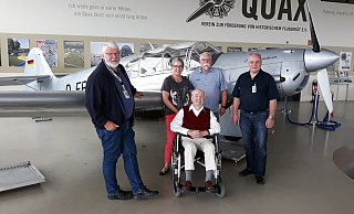 Der 100-jährige Edmund Schmitz mit Tochter Petra und seinem Schwiegersohn Detlef Haugrund sowie Christoph Heggemann (r.) und Hubert Schmidt von den Quaxfliegern. - Schmidt Der 100-jährige Edmund Schmitz mit Tochter Petra und seinem Schwiegersohn Detlef Haugrund sowie Christoph Heggemann (r.) und Hubert Schmidt von den Quaxfliegern. - Schmidt