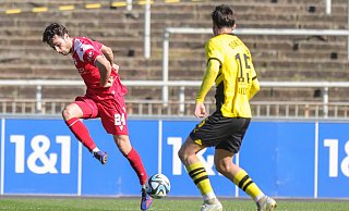 Arminia Bielefelds Vizekapitän Christopher Lannert (l.) machte auf seiner rechten Seite gegen Borussia Dortmund II eine starke Partie. - Oliver Krato Arminia Bielefelds Vizekapitän Christopher Lannert (l.) machte auf seiner rechten Seite gegen Borussia Dortmund II eine starke Partie. - Oliver Krato