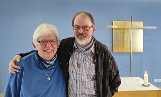 Der jahrzehntelange Küster Elmar Wolf wird in den Ruhestand verabschiedet. Seine Frau Dorothee hat den Höxteraner in all der Zeit immer unterstützt. - Svenja Ludwig Der jahrzehntelange Küster Elmar Wolf wird in den Ruhestand verabschiedet. Seine Frau Dorothee hat den Höxteraner in all der Zeit immer unterstützt. - Svenja Ludwig