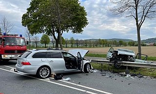 Durch die Wucht des Aufpralls wurde der Ford Kombi über die Leitplanke geschleudert. - Luis Rothe/Feuerwehr Hille Durch die Wucht des Aufpralls wurde der Ford Kombi über die Leitplanke geschleudert. - Luis Rothe/Feuerwehr Hille