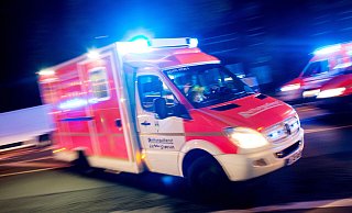 Bei dem Unfall an der Haller Straße in Gütersloh wurde ein 80-jähriger Autofahrer schwer verletzt - vermutlich afugrund eines internistischen Notfalls. - Verwendung weltweit Bei dem Unfall an der Haller Straße in Gütersloh wurde ein 80-jähriger Autofahrer schwer verletzt - vermutlich afugrund eines internistischen Notfalls. - Verwendung weltweit