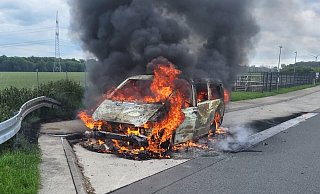 Als die Feuerwehr am A44-Rastplatz ankommt, steht der Wagen bereits in Flammen. - Feuerwehr Als die Feuerwehr am A44-Rastplatz ankommt, steht der Wagen bereits in Flammen. - Feuerwehr