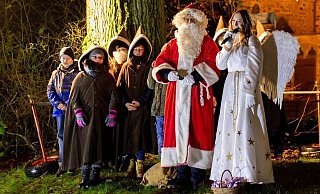 Ein Höhepunkt des Weihnachtsmarktes ist die Ankunft des Nikolauses mit dem Weihnachtsengel am Samstag. - Gemeinde Rödinghausen Ein Höhepunkt des Weihnachtsmarktes ist die Ankunft des Nikolauses mit dem Weihnachtsengel am Samstag. - Gemeinde Rödinghausen
