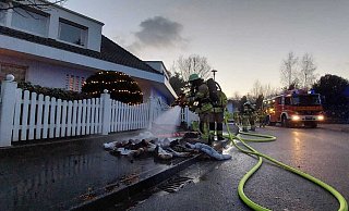 Auf dem Gehweg vor dem Wohnhaus löschte die Feuerwehr noch brennende Einrichtung. - David Schellenberg Auf dem Gehweg vor dem Wohnhaus löschte die Feuerwehr noch brennende Einrichtung. - David Schellenberg