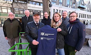 Bauhofhofverantwortlicher Heiko Lachmann (v. l.), Bürgermeister Daniel Hartmann, Rudi Dusseljee, Jens Klingemann, Katharina Vötter und Jürgen Knabe (Werbegemeinschaft) sowie Norbert Drews (HVV-Vorsitzender). - Thomas Kube Bauhofhofverantwortlicher Heiko Lachmann (v. l.), Bürgermeister Daniel Hartmann, Rudi Dusseljee, Jens Klingemann, Katharina Vötter und Jürgen Knabe (Werbegemeinschaft) sowie Norbert Drews (HVV-Vorsitzender). - Thomas Kube