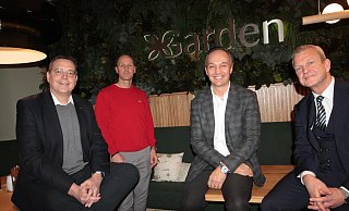 Geschäftsführer Norbert Leibold (v. l.), Center-Manager Kai Meyer, Geschäftsführer Robin Stork und Hoteldirektor Thomas Heine sitzen gut gelaunt im neuen Garden-Restaurant im Vital-Hotel in Bad Lippspringe. - Uwe Müller Geschäftsführer Norbert Leibold (v. l.), Center-Manager Kai Meyer, Geschäftsführer Robin Stork und Hoteldirektor Thomas Heine sitzen gut gelaunt im neuen Garden-Restaurant im Vital-Hotel in Bad Lippspringe. - Uwe Müller