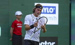Stefanos Tsitsipas war an Nummer zwei gesetzt – mit den Tricks von Nick Kyrgios aber kam er nicht zurecht. - IMAGO/tennisphoto.de Stefanos Tsitsipas war an Nummer zwei gesetzt – mit den Tricks von Nick Kyrgios aber kam er nicht zurecht. - IMAGO/tennisphoto.de