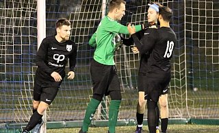 Aufregung nach dem 2:2-Strafstoßtor für den FCO: Torschütze Timo Mühlmeier (links) dreht ab, die Teamkollegen Omar Khaled (von rechts) und Benedikt Valldorf rangeln mit dem SVH-Torwart um den Ball. - Egon Bieber Aufregung nach dem 2:2-Strafstoßtor für den FCO: Torschütze Timo Mühlmeier (links) dreht ab, die Teamkollegen Omar Khaled (von rechts) und Benedikt Valldorf rangeln mit dem SVH-Torwart um den Ball. - Egon Bieber