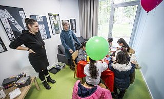 Kaum eröffnet, schon kaperten die Kinder die Räume und legten los mit Kreide und Stiften. - Sarah Jonek Kaum eröffnet, schon kaperten die Kinder die Räume und legten los mit Kreide und Stiften. - Sarah Jonek