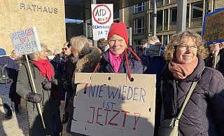 Versammlungsleiterin Marita Hüllbrock (r.) und Elisabeth Corona (2. v. r.) freuen sich vor dem Gütersloher Rathaus über unerwartet hohe Resonanz, die die kurzfristig organisierte Demo erfahren hat. Eine Kundgebung ist für Freitag, 26. Januar, 18 Uhr auch auf dem Herforder Rathausplatz geplant. - Christian Bröder Versammlungsleiterin Marita Hüllbrock (r.) und Elisabeth Corona (2. v. r.) freuen sich vor dem Gütersloher Rathaus über unerwartet hohe Resonanz, die die kurzfristig organisierte Demo erfahren hat. Eine Kundgebung ist für Freitag, 26. Januar, 18 Uhr auch auf dem Herforder Rathausplatz geplant. - Christian Bröder