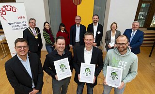 Die Preisträger des Sust-Awards Ulrich Schulte von VegaSystems (vorne, v. l.), André Hölscher von Senne Products, Tobias Altemeier von Vega Systems und Marco Schlomann von Feldwerk mit Bürgermeister Michael Dreier (hinten v. l.), der Jury Anja Pötting (Vauß-Hof), Sumaya Islam (Garage33), Jörg Nottmeyer (Hochschule Bielefeld), Alexander Flekler (Fraunhofer IEM) und Heike Süß (WFG) mit WFG-Geschäftsführer Marco Trienes. - Tobias Vorwerk/WFG Die Preisträger des Sust-Awards Ulrich Schulte von VegaSystems (vorne, v. l.), André Hölscher von Senne Products, Tobias Altemeier von Vega Systems und Marco Schlomann von Feldwerk mit Bürgermeister Michael Dreier (hinten v. l.), der Jury Anja Pötting (Vauß-Hof), Sumaya Islam (Garage33), Jörg Nottmeyer (Hochschule Bielefeld), Alexander Flekler (Fraunhofer IEM) und Heike Süß (WFG) mit WFG-Geschäftsführer Marco Trienes. - Tobias Vorwerk/WFG