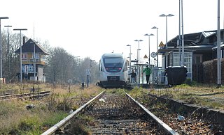 Rahden ist derzeit Endstation, hier fahren die Züge derzeit nur nach Bielefeld ab. Diese Trennung der kürzesten Verbindung von OWL nach Bremen sei unnatürlich, sagt Rahdens Bürgermeister Bert Honsel. Er unterstützt die Wiederbelebung der Strecke nach Bremen. - Joern Spreen-Ledebur Rahden ist derzeit Endstation, hier fahren die Züge derzeit nur nach Bielefeld ab. Diese Trennung der kürzesten Verbindung von OWL nach Bremen sei unnatürlich, sagt Rahdens Bürgermeister Bert Honsel. Er unterstützt die Wiederbelebung der Strecke nach Bremen. - Joern Spreen-Ledebur