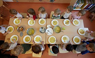 Mit oder ganz ohne Fleisch beim Mittagessen in der Kita? Die Meinungen der Mitglieder des Herforder Jugendhilfeausschusses gehen auseinander. - dpa/Georg Wendt Mit oder ganz ohne Fleisch beim Mittagessen in der Kita? Die Meinungen der Mitglieder des Herforder Jugendhilfeausschusses gehen auseinander. - dpa/Georg Wendt