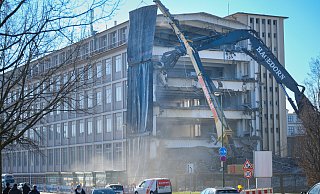 Der Abbruch des früheren Anker-Werkes II für das neue Polizeigebäude am Stadtholz hat begonnen. - Andreas Zobe Der Abbruch des früheren Anker-Werkes II für das neue Polizeigebäude am Stadtholz hat begonnen. - Andreas Zobe