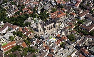 Stehen zumindest einige der Buden bald länger? Der Paderborner Wochenmarkt aus der Vogelperspektive. - Gerd Vieler Stehen zumindest einige der Buden bald länger? Der Paderborner Wochenmarkt aus der Vogelperspektive. - Gerd Vieler