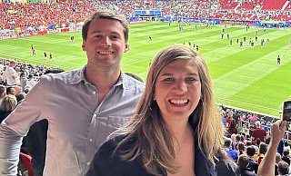 Hugo Capelli (l.) und Océane Labalette begleiten das französische Nationalteam auch zu den Spielen der EM 2024. Hier sind sie im Düsseldorfer Stadion. - Océane Labalette Hugo Capelli (l.) und Océane Labalette begleiten das französische Nationalteam auch zu den Spielen der EM 2024. Hier sind sie im Düsseldorfer Stadion. - Océane Labalette