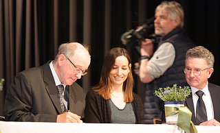 Geschichtslehrer Christoph Reichardt (v. l.), Birte Hewera und Schulleiter Benedikt Marpert unterzeichen die Kooperationsvereinbarung. - Torsten Wegener Geschichtslehrer Christoph Reichardt (v. l.), Birte Hewera und Schulleiter Benedikt Marpert unterzeichen die Kooperationsvereinbarung. - Torsten Wegener