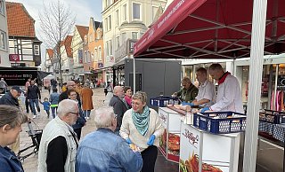Beim Wurstanschnitt bildet sich schnell eine goße Traube von Hungrigen um die entspechenden Vekaufsstände in der Innenstadt. - Lübbecke Marketing Beim Wurstanschnitt bildet sich schnell eine goße Traube von Hungrigen um die entspechenden Vekaufsstände in der Innenstadt. - Lübbecke Marketing