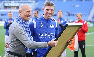 Fabian Klos (r.) ist von DSC-Präsident Rainer Schütte vor dem letzten Pflichtspiel des Jahres gegen den 1. FC Magdeburg für seine 400 Spiele im Arminia-Trikot ausgezeichnet worden. Der Rekordtorschütze der Bielefelder könnte gegen die Bördestädter seine 401 Partie absolvieren. - Oliver Krato Fabian Klos (r.) ist von DSC-Präsident Rainer Schütte vor dem letzten Pflichtspiel des Jahres gegen den 1. FC Magdeburg für seine 400 Spiele im Arminia-Trikot ausgezeichnet worden. Der Rekordtorschütze der Bielefelder könnte gegen die Bördestädter seine 401 Partie absolvieren. - Oliver Krato