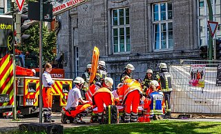 Rund 30 Einsatzkräfte rückten in Bielefeld zum WIlly-Brandt-Platz aus, weil ein Bauarbeiter in eine drei Meter tiefe Grube fiel. - Paul Brinkmann Rund 30 Einsatzkräfte rückten in Bielefeld zum WIlly-Brandt-Platz aus, weil ein Bauarbeiter in eine drei Meter tiefe Grube fiel. - Paul Brinkmann