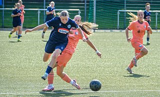 Arminias Martha Stuckenschnieder (blaues Trikot) musste schon in der 20. Spielminute mit einer Bänderverletzung ausgewechselt werden. Dennoch gewann ihr Team 7:2. - Andreas Zobe Arminias Martha Stuckenschnieder (blaues Trikot) musste schon in der 20. Spielminute mit einer Bänderverletzung ausgewechselt werden. Dennoch gewann ihr Team 7:2. - Andreas Zobe