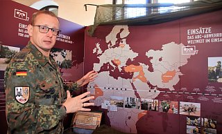 Oberstleutnant Michael Gorzolka, Kommandeur des ABC-Abwehrbataillons 7, zeigt, wo die Truppe aus Höxter bereits überall im Einsatz war. - David Schellenberg Oberstleutnant Michael Gorzolka, Kommandeur des ABC-Abwehrbataillons 7, zeigt, wo die Truppe aus Höxter bereits überall im Einsatz war. - David Schellenberg