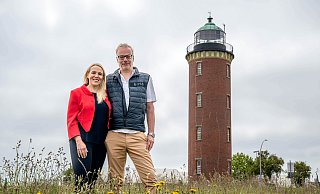 Katrin und Wilhelm Mormann stehen vor dem Hamburger Leuchtturm in Cuxhaven. Demnächst wird in dem markanten Gebäude direkt am Wasser eine Ferienwohnung eröffnet. - dpa/Sina Schuldt Katrin und Wilhelm Mormann stehen vor dem Hamburger Leuchtturm in Cuxhaven. Demnächst wird in dem markanten Gebäude direkt am Wasser eine Ferienwohnung eröffnet. - dpa/Sina Schuldt