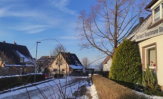 Beamte der Holzmindener Polizei fanden die Leiche einer 81-jährigen Frau im Gartenteich hinter ihrem Haus an der Gerhart-Hauptmann-Straße in Fürstenberg. - Svenja Ludwig Beamte der Holzmindener Polizei fanden die Leiche einer 81-jährigen Frau im Gartenteich hinter ihrem Haus an der Gerhart-Hauptmann-Straße in Fürstenberg. - Svenja Ludwig