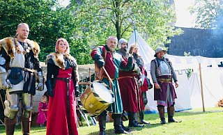 Kostüme und bunte Marktstände sorgen für historische Atmosphäre unterhalb der Sparrenburg. - Sarah Jonek Kostüme und bunte Marktstände sorgen für historische Atmosphäre unterhalb der Sparrenburg. - Sarah Jonek