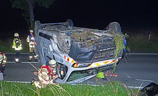 Der Fiat Ducato Maxi kam auf dem Duhner Weg (K27) nach links von der Fahrbahn ab. - Ralph Meyer Der Fiat Ducato Maxi kam auf dem Duhner Weg (K27) nach links von der Fahrbahn ab. - Ralph Meyer
