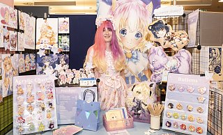 Künstlerin Mikulein (Darlene Wöhler) verkauft auf dem Manga-Day Prints, bedruckte Kissen, Postkarten, Buttons und Schlüsselanhänger. - © Jörg Dieckmann - www. dieckmann-fotodesign.de Künstlerin Mikulein (Darlene Wöhler) verkauft auf dem Manga-Day Prints, bedruckte Kissen, Postkarten, Buttons und Schlüsselanhänger. - © Jörg Dieckmann - www. dieckmann-fotodesign.de