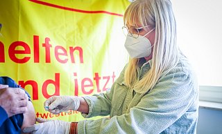 Elke Koniczek und ihre Kollegen könnten viel mehr impfen, doch der Andrang ist derzeit so gering, dass im Sommer Millionen Impfdosen verfallen könnten. Dabei sehen viele Corona-Experten weiterhin das Impfen als einzigen Ausweg aus der Infektionsspirale. - Sarah Jonek Fotografie Elke Koniczek und ihre Kollegen könnten viel mehr impfen, doch der Andrang ist derzeit so gering, dass im Sommer Millionen Impfdosen verfallen könnten. Dabei sehen viele Corona-Experten weiterhin das Impfen als einzigen Ausweg aus der Infektionsspirale. - Sarah Jonek Fotografie